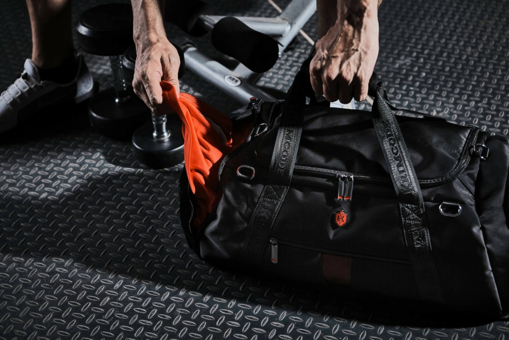 7 GYM BAG ESSENTIALS FOR MEN! 